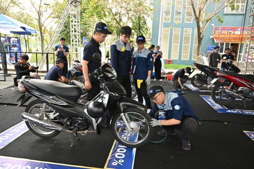 [ Đời sống pháp luật]]  Nhiều doanh nghiệp chung tay chăm sóc, bảo dưỡng xe máy miễn phí cho sinh viên về quê đón Tết